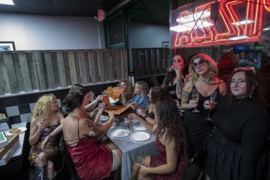 Arkadaşlarla Gece Pizzası Eğlencesi