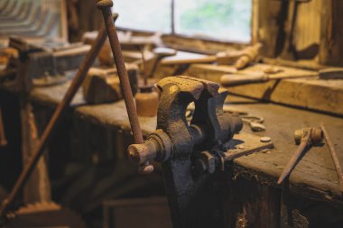 Eski ahşap tekneler yapmak için aletleri olan bir atölye binası..