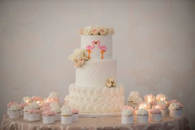 Pembe Flamingo Topper ve Kekleri olan Üç Katlı Düğün Pastası