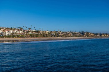 San Clemente, California 'da nefes kesici bir sahil manzarası.