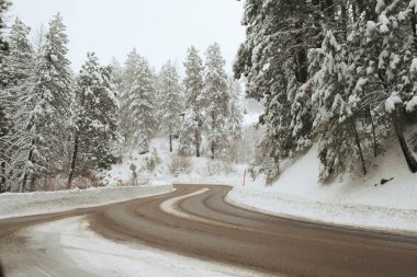 Kayak sezonu için hazırlanan sahte havza kıvrımlı kış dağı yolu.