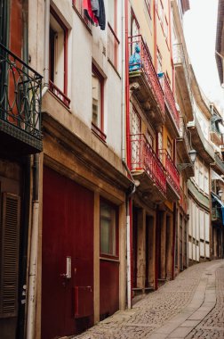 Kırmızı Balkonlu Curved Cobblestone Caddesi, Ribeira Bölgesi, Porto