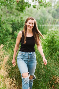 Vahşi doğada gezinen bir kadın