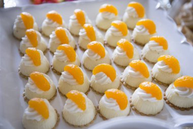 Mini vanilya kremalı ve Mandarin portakallı.