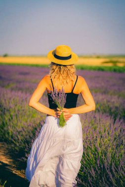 Bir demet lavantalı kadın, dikiz manzaralı.