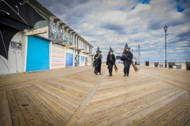 Cadılar Meclisi Deniz kenarında toplanıyor