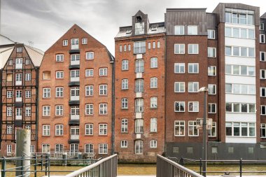 Hamburg Speicherstadt bölgesinin tuğla depolarına yakın çekim.