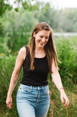 Tarlada gülen neşeli bir kadın