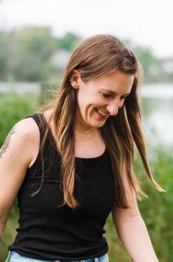 Doğada samimi, neşeli bir gülümseme.