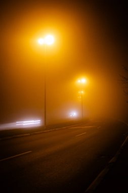 Şehir yolu gece sisli.