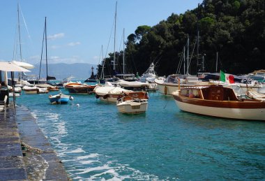 Liman kasabasının rıhtımında tekneler