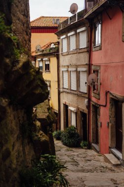 Portekiz, Barredo Bölgesi 'ndeki dik Ortaçağ Taş Sokağı.