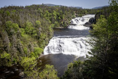 Orest Şelaleleri Kayaların Üzerinde Sessiz Nehre Kaçıyor