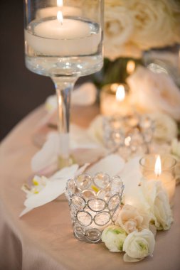 Yüzen Mum ve Kristal Tutucu Beyaz Çiçeklerle çevrili