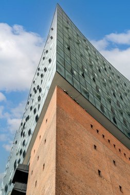 Bir B karşısında duran Elbphilharmonie 'nin dalgalı çatı tasarımı