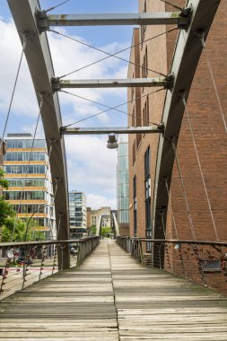 Eski Speicherstadt bölgesini bağlayan Kehrwiedersteg köprüsü..