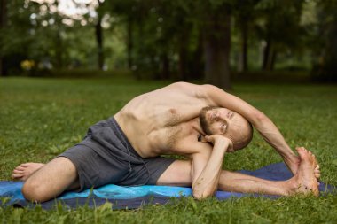 Güneşli bir öğleden sonra parkta gerinen bir adam
