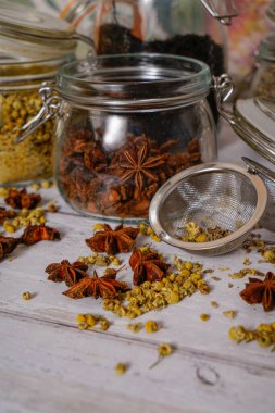 Toplu yıldız anason ve çay süzgeci ile papatya çayı deposu
