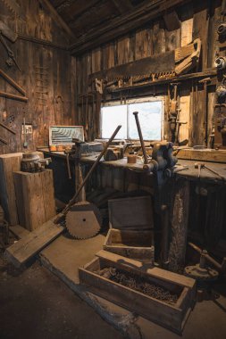Eski ahşap tekneler yapmak için aletleri olan bir atölye binası..