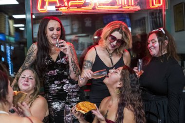 Arkadaşlarla Gece Pizzası Eğlencesi