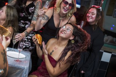 Arkadaşlarla Gece Pizzası Eğlencesi