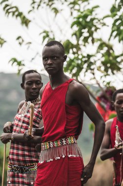 Boncuklu Kemerli Geleneksel Kırmızı Giysili Genç Adamlar Masai