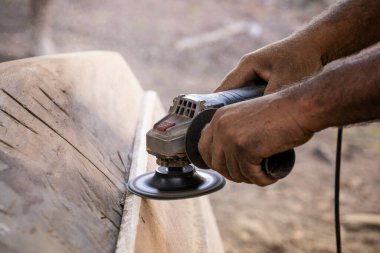 Tiririca 'da zımparalama ve cilalama kanosu yapım aşamasında.