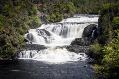 Orest Şelaleleri Kayaların Üzerinde Sessiz Nehre Kaçıyor