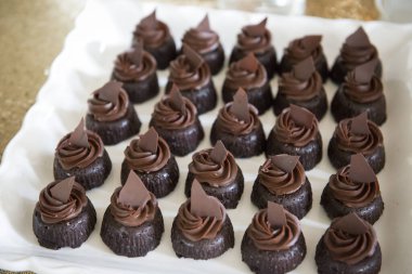 Mini çikolatalı kekler, kremalı ve siyah çikolata parçalı.