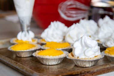 Sürecin ortasında bir tepsi limonlu tart ve borulama