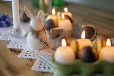 Bir anne ve kızları Paskalyayı evde kutluyor.