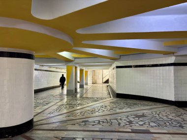 Mozaik zemini olan kişi geçmişteki tünelden geçiyor