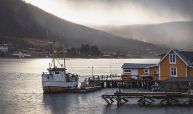 Kuzey Norveç 'te tipik ahşap iskele binası..