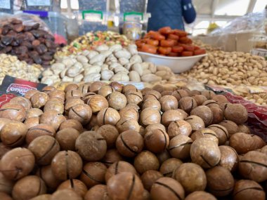 Yiyecek pazarında sergilenen bir yığın fındık ve kurutulmuş kayısı.