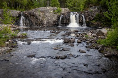 Şelale Şelaleleri Kaya oluşumlarını Sessizlik Havuzu 'na döküyor