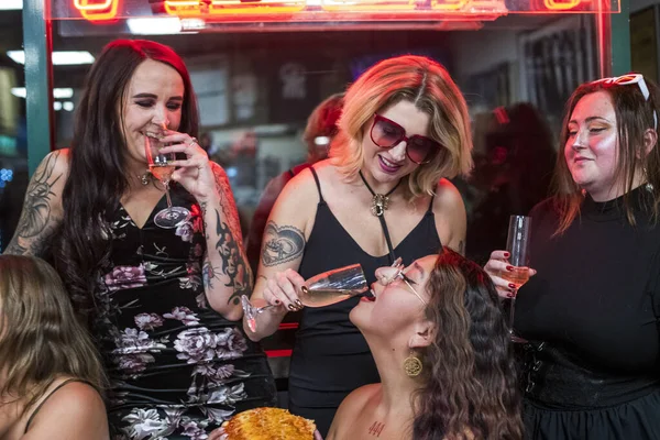 Arkadaşlarla Gece Pizzası Eğlencesi