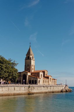 Iglesia de San Pedro gezinti güvertesinde Cimavilla, Gijn, İspanya.