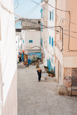 Fas 'ta Yöresel Adamın Yürüdüğü Taghazout Dik Caddesi