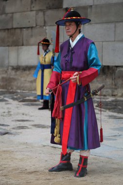 Kraliyet sarayı muhafızları, Seul 'deki muhafız değişimi sırasında.