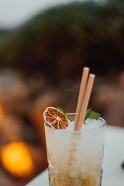 Sunset 'te Naneli ve Kurutulmuş Limonlu Mojito Kokteylinin Yakın Çekimi