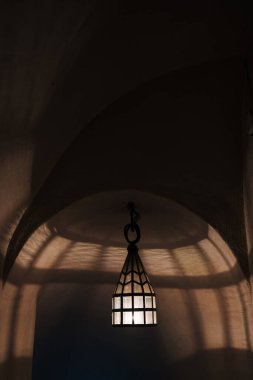 Stockholm 'de bir kilisenin taş koridorunda güzel bir ışık parladı.