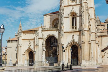 Güneşli bir günde Oviedo Katedrali Gotik cephesi, Asturias, İspanya