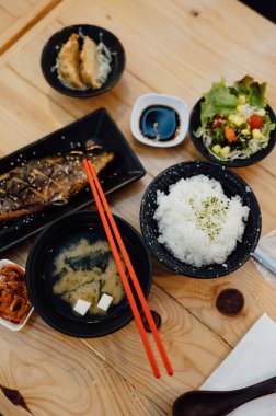 Miso Çorbası, Kızarmış Uskumru ve Kırmızı Çubuklarla Japon Yemekleri