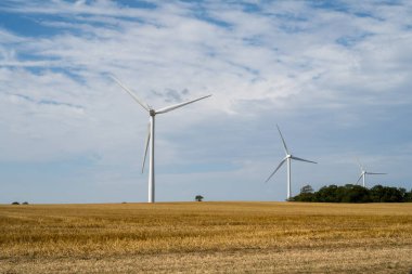 Büyük türbinleri olan yel değirmeni çiftliği. Yeşil enerji gücü