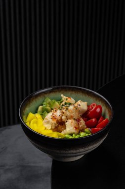 Tavuk, tofu, yuuyama ve sebzeli dürtme kasesi menü için izole edilmiş.