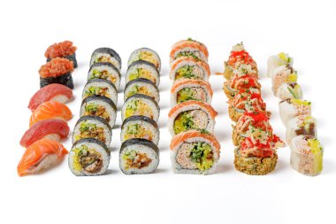 Suşi ve nigiri ile hazırlanmış büyük bir suşi.