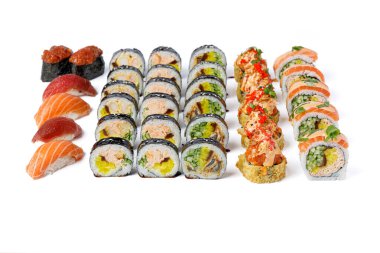 Beyaz arka planda büyük bir suşi, rulo ve nigiri seti.