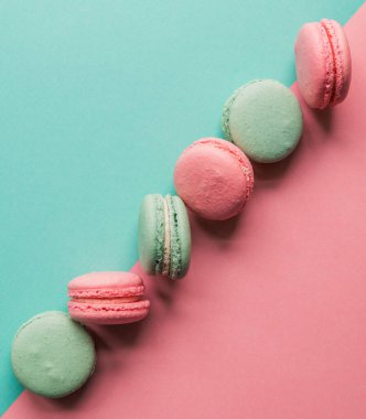 Renkli arka planda çapraz pembe ve deniz mavisi kurabiyeleri çizgisi.