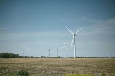 Indiana kırsalında hasat edilen tarlalarda rüzgar türbinleri