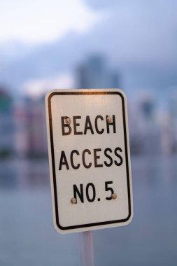 Plaj Erişim İşareti Yumuşak Kıyı Arkaplanı